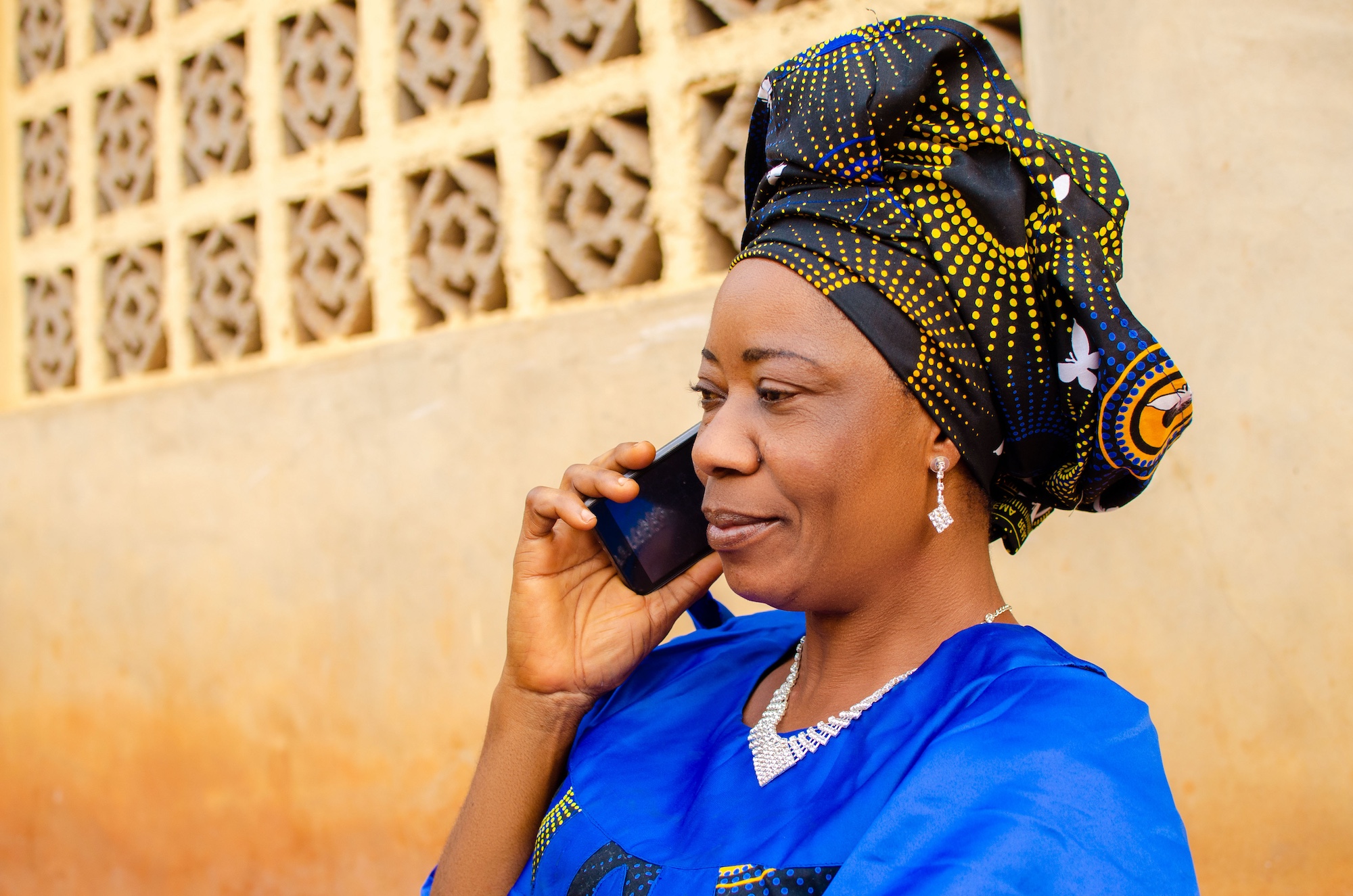 Nigerian women using mobile phone